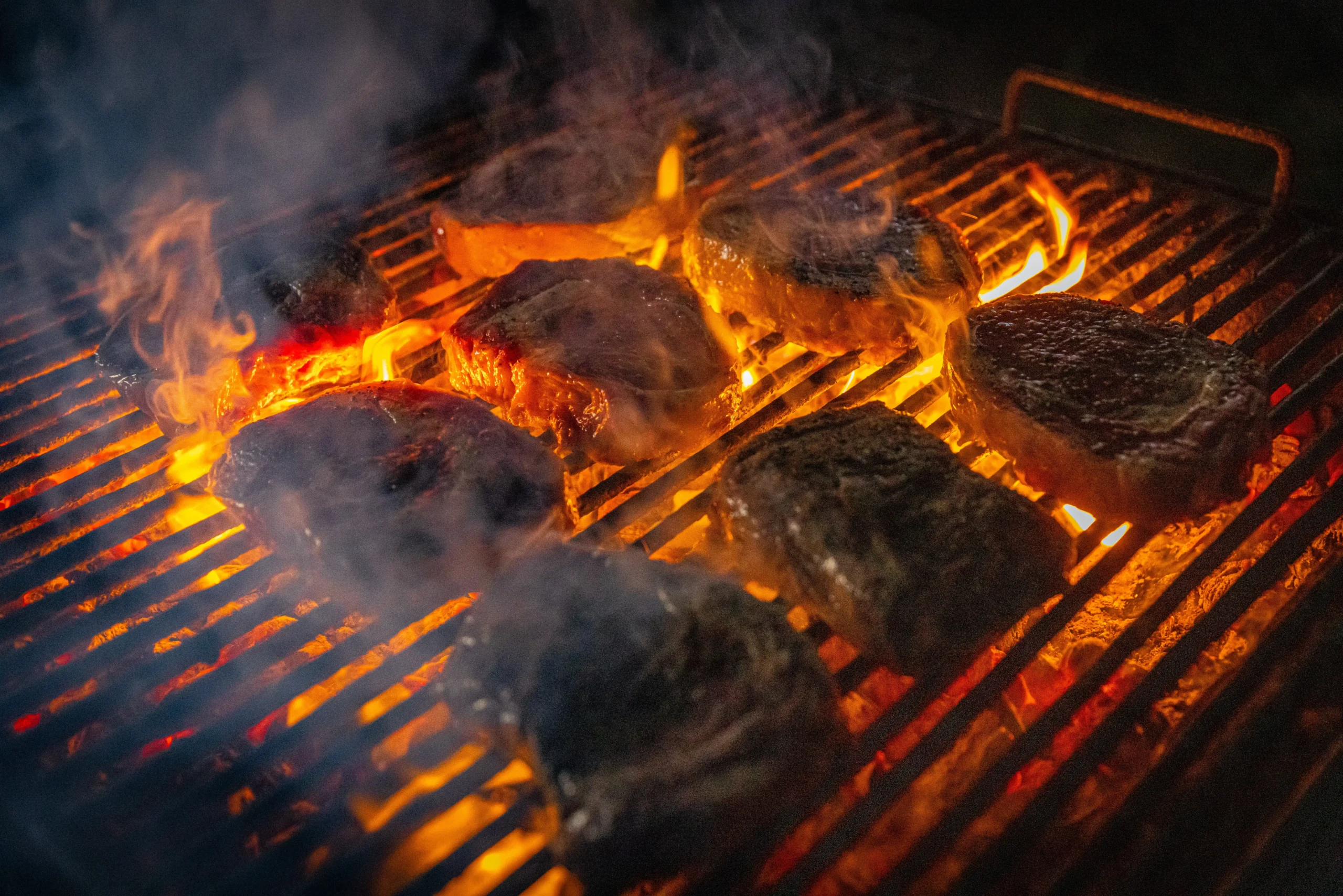 Banner promocional de parrilla que enlaza a productos de máquinas de hostelería especializadas para restaurantes de parrilladas.