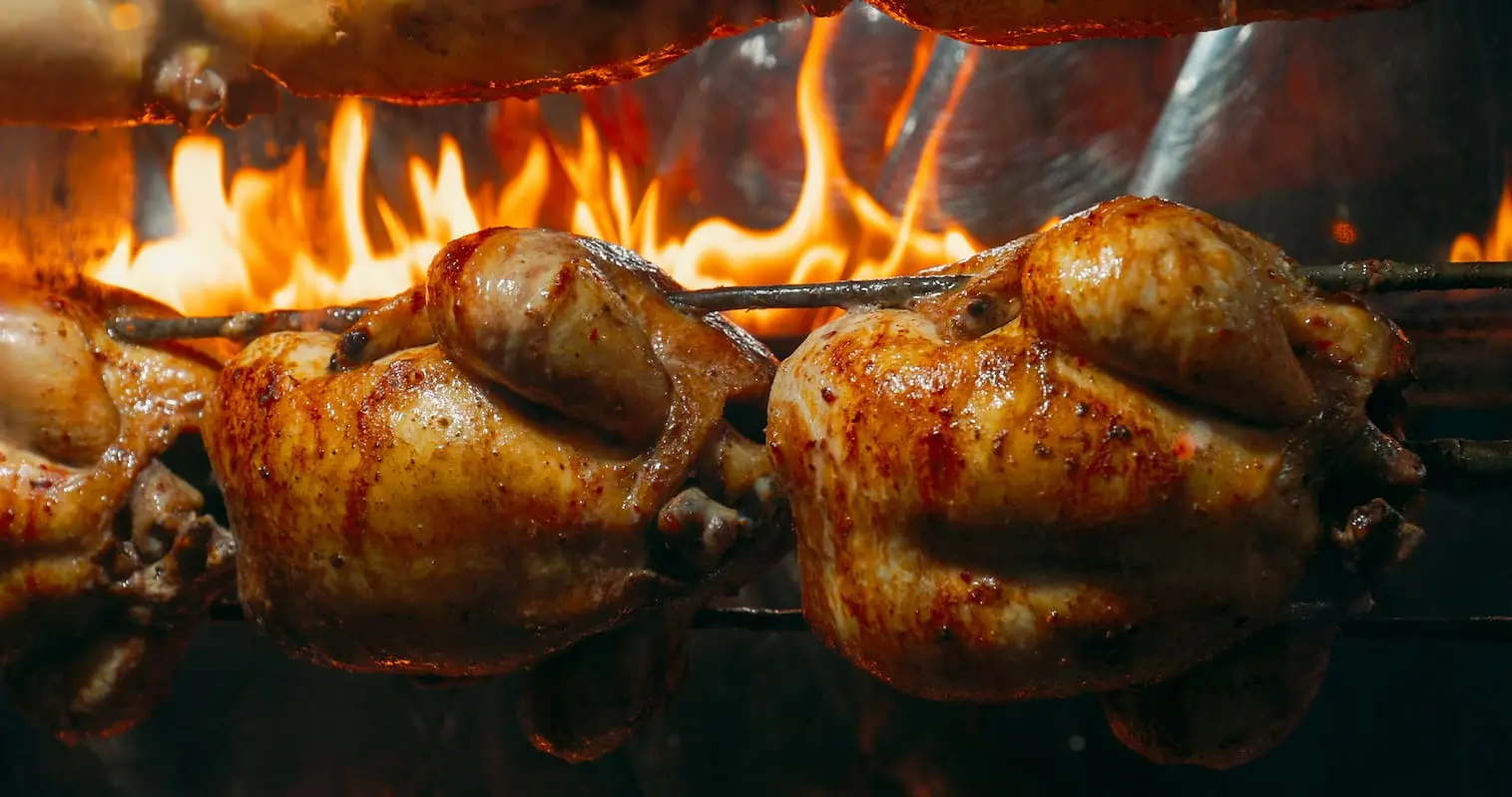 Banner promocional de pollería que enlaza a productos de máquinas de hostelería especializadas para restaurantes de pollos.